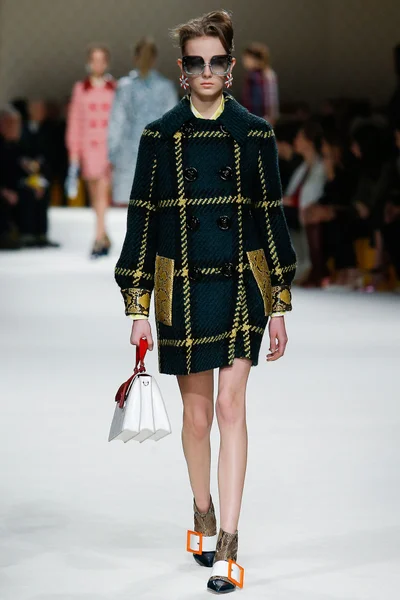 Look 16